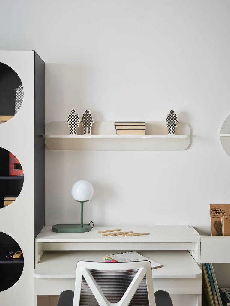 Minimalistyczne biurko z designerską lampką LED